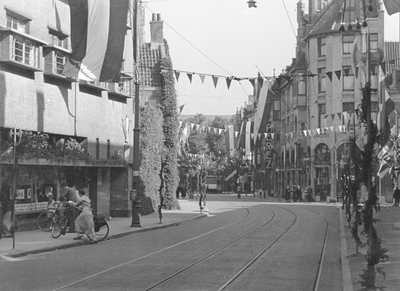 109530 Gezicht in de versierde Domstraat en Korte Jansstraat te Utrecht, onderdeel van de festiviteiten bij het 60e ...